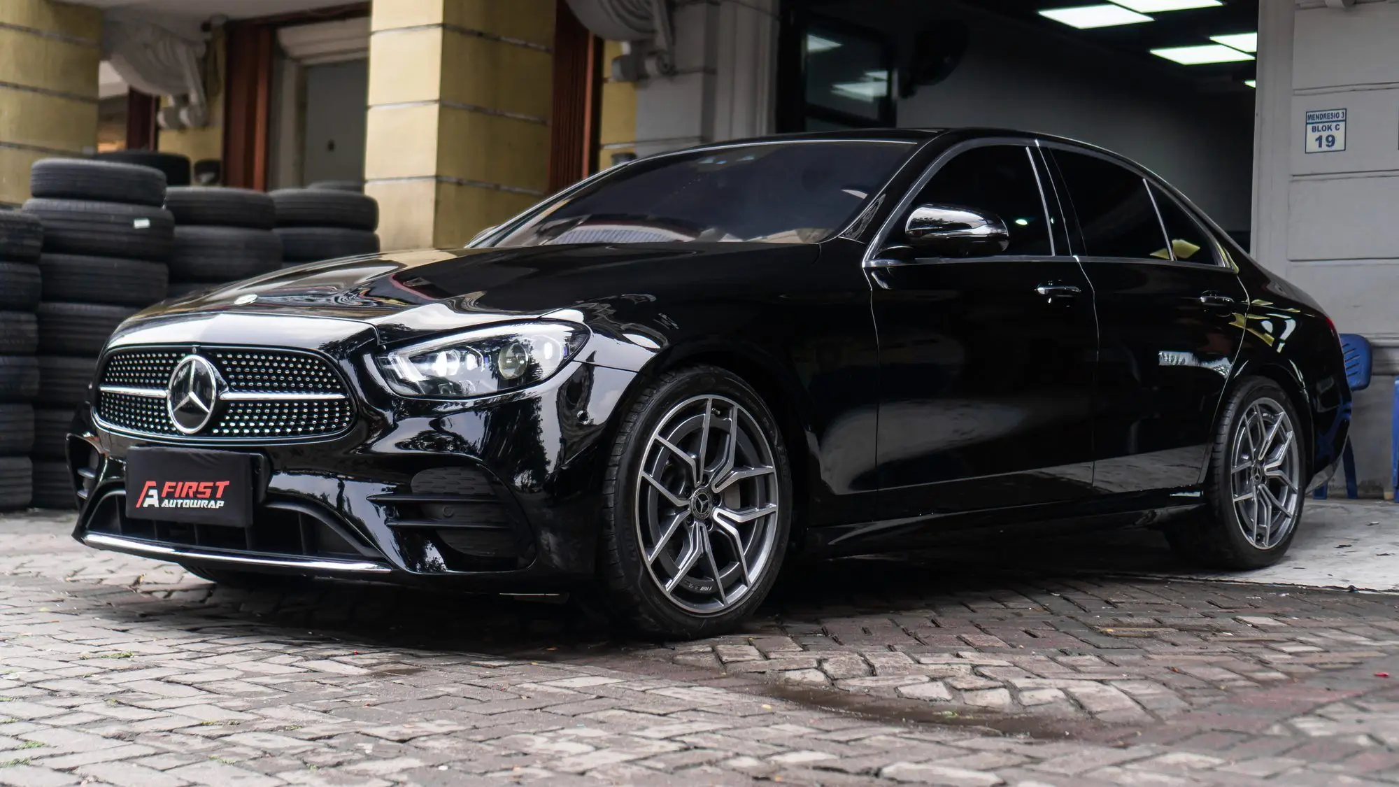 Mercedes-Benz E300 hitam setelah dilapisi PPF