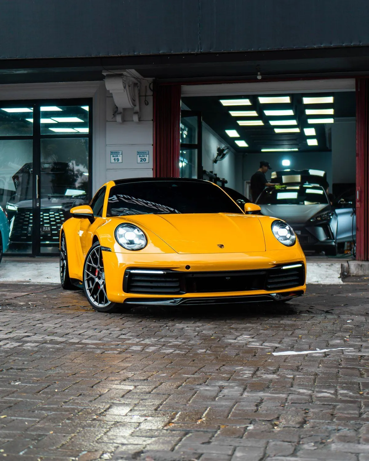 Porsche 911 Carrera S, PPF warna McLaren Orange
