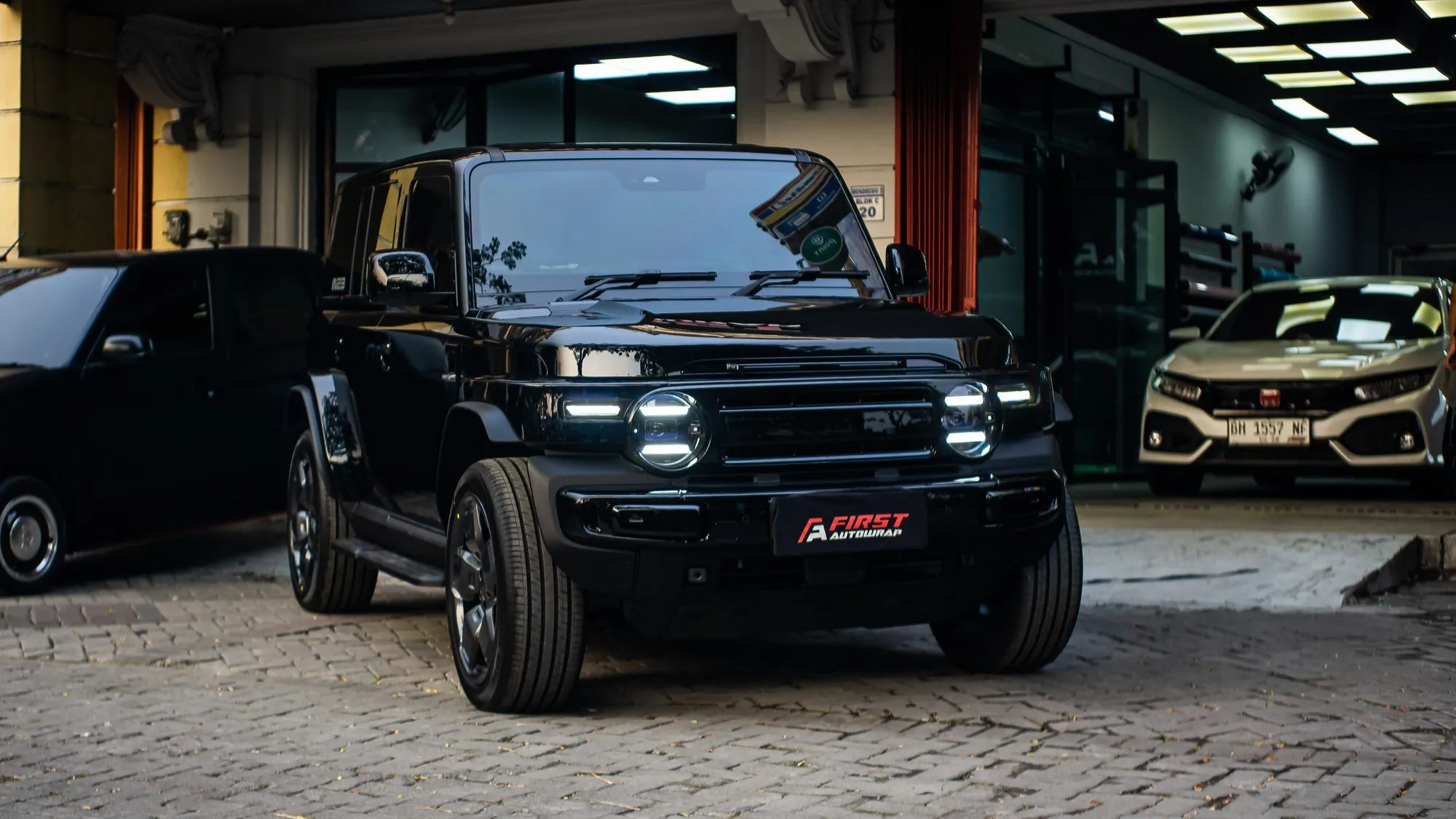 SUV hitam di depan workshop First AutoWrap